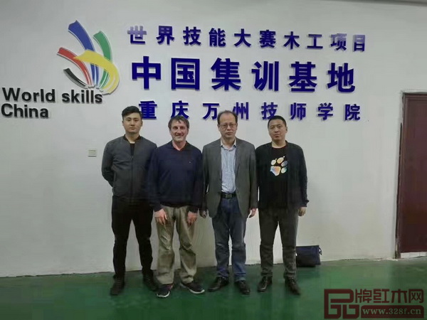 徐顏(左一)在世界技能大賽木工項目中國集訓基地與老師合影 徐顏(左一)在世界技能大賽木工項目中國集訓基地與老師合影
