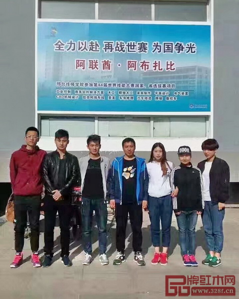 徐顏(左二)與同學們合影 徐顏(左二)與同學們合影