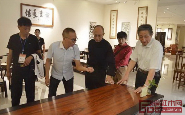 全聯(lián)藝術(shù)紅木家具專業(yè)委員會(huì)專家顧問(wèn)、原故宮博物院文保科技部主任曹靜樓(右一)作為中國(guó)·瑞麗“神工獎(jiǎng)”評(píng)審,對(duì)參選紅木家具進(jìn)行品鑒 全聯(lián)藝術(shù)紅木家具專業(yè)委員會(huì)專家顧問(wèn)、原故宮博物院文保科技部主任曹靜樓(右一)作為中國(guó)·瑞麗“神工獎(jiǎng)”評(píng)審,對(duì)參選紅木家具進(jìn)行品鑒