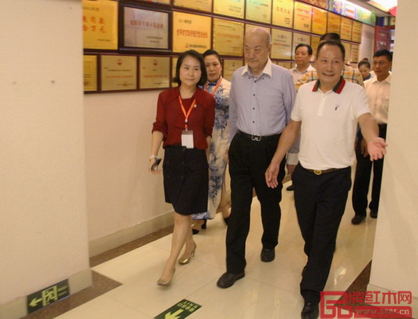 御乾堂董事長馬海軍引導厲無畏一行參觀御乾堂展廳 御乾堂董事長馬海軍引導厲無畏一行參觀御乾堂展廳