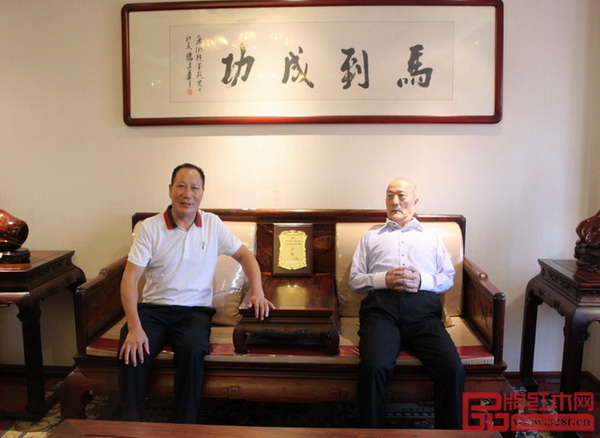 御乾堂董事長馬海軍（左一)與厲無畏合影