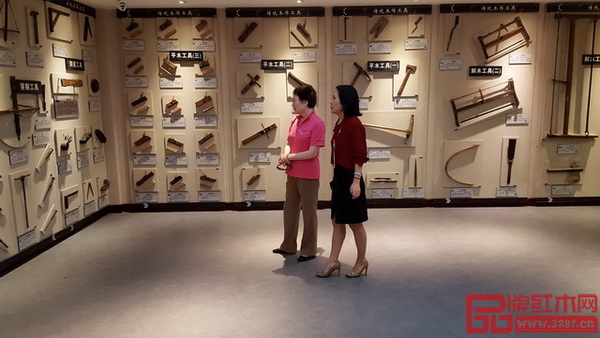 御乾堂總經理馬姣姣(右一)陪同厲無畏夫人鄭秀珠(右二)參觀中國傳統家具榫卯結構陳列館 御乾堂總經理馬姣姣(右一)陪同厲無畏夫人鄭秀珠(右二)參觀中國傳統家具榫卯結構陳列館