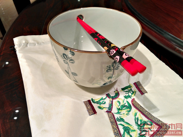 富寶軒紅木圓臺定制餐具精品 富寶軒紅木圓臺定制餐具精品