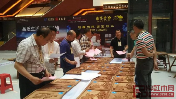裁判員們對參賽作品進行認真評審