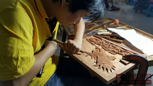 職工組選手正在雕刻作品的細節部分