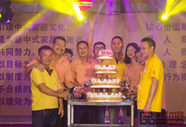 紅古軒品牌創始人吳赤宇（左四）與公司員工一起切蛋糕