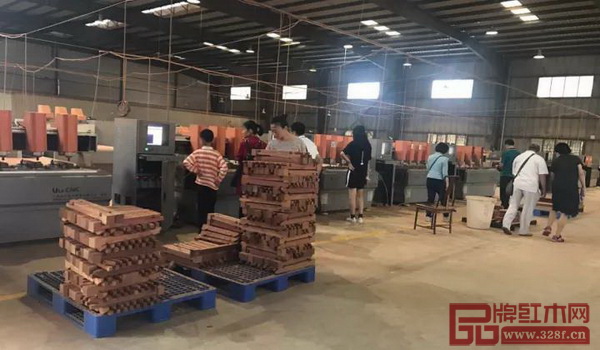 現(xiàn)場嘉賓參觀國壽紅木工廠