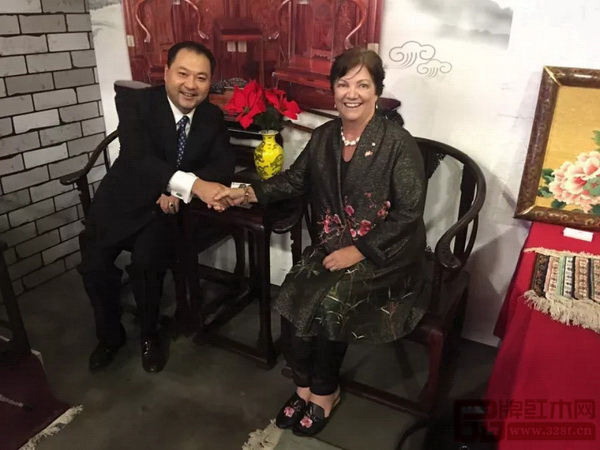 加拿大前副總理希拉·科普斯(右)現場試坐太和木作皇宮椅并與太和木作董事長關毅交談 加拿大前副總理希拉·科普斯(右)現場試坐太和木作皇宮椅并與太和木作董事長關毅交談