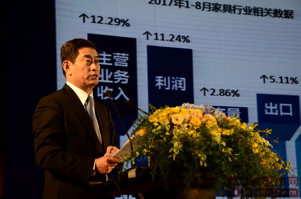 中國家具協會理事長朱長嶺在主題分享中分析了目前家具行業的八個特點