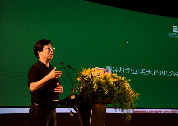 深圳家具研究開發院院長許柏鳴進行主題分享
