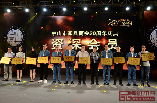 中山市工商聯主席黃啟均（右五）為“中山市家具商會20周年慶典資深會員”獲獎單位頒獎