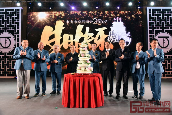 原國家人力資源和社會保障部副部長楊志明（左四）、中國家具協會理事長朱長嶺（右四）、廣東省家具協會會長王克（右三）、中山市家具商會會長、紅古軒品牌創始人吳赤宇（右五）以及商會永遠名譽會長何志偉（左三）、梁錫開（左二）、黎偉良（左一）等領導共同為中山市家具商會20歲切生日蛋糕