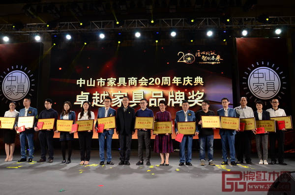 廣東省家具協會會長王克（左七）為“中山市家具商會20周年慶典卓越家具品牌獎”獲獎單位頒獎