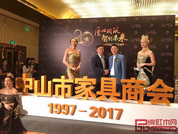全聯藝術紅木家具專業委員會執行會長、弘木傳媒CEO林偉華（左）與中山市家具商會會長、紅古軒品牌創始人吳赤宇（右）合影留念，并代表弘木傳媒全體恭祝商會盛事