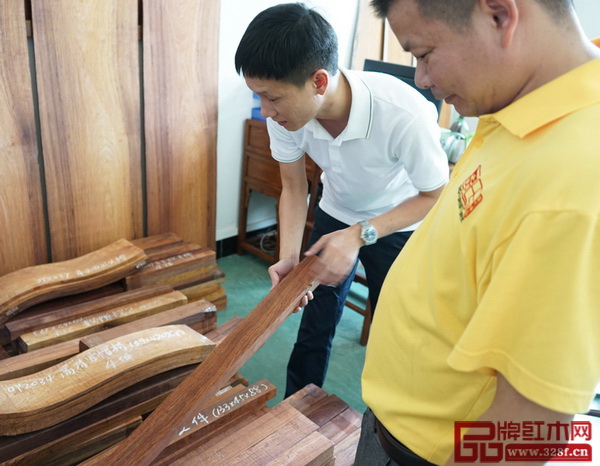 區氏臻品總經理區錦澤與工匠一起檢查黃花梨的開料情況