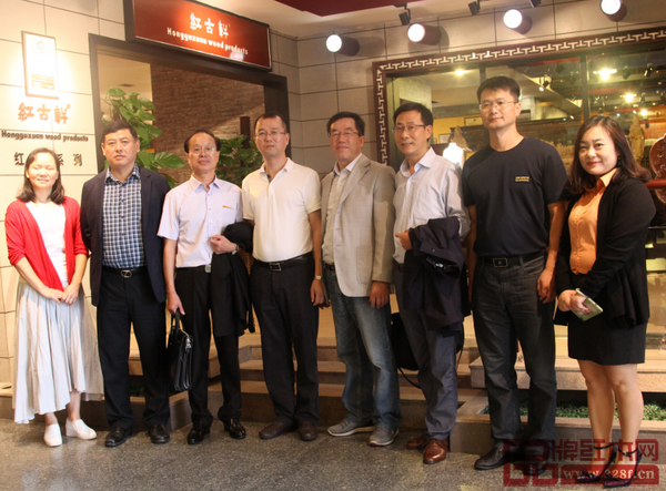 江蘇省鎮(zhèn)江市與丹陽市貴賓一行在紅古軒展廳內(nèi)合影留念 江蘇省鎮(zhèn)江市與丹陽市貴賓一行在紅古軒展廳內(nèi)合影留念