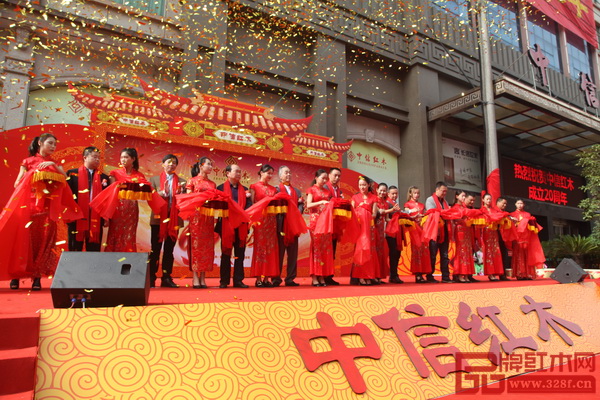 中信紅木20周年感恩慶典剪彩儀式現(xiàn)場,諸位嘉賓共同祝愿中信紅木美好未來 中信紅木20周年感恩慶典剪彩儀式現(xiàn)場,諸位嘉賓共同祝愿中信紅木美好未來