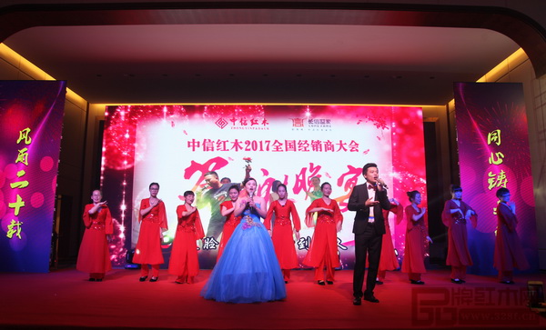 中信紅木員工精心準(zhǔn)備的歌舞表演《一起走》,博得現(xiàn)場陣陣掌聲 中信紅木員工精心準(zhǔn)備的歌舞表演《一起走》,博得現(xiàn)場陣陣掌聲