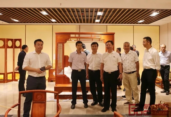 湖北省監(jiān)利縣縣委副書記陳孝俊(左三),東莞市名家具俱樂部理事長林炳輝(左二),中國傳統(tǒng)工藝大師、國壽紅木董事長陳國壽(左四),國壽紅木副董事長陳淦凡(左一)共同參觀國壽紅木藝術(shù)館 湖北省監(jiān)利縣縣委副書記陳孝俊(左三),東莞市名家具俱樂部理事長林炳輝(左二),中國傳統(tǒng)工藝大師、國壽紅木董事長陳國壽(左四),國壽紅木副董事長陳淦凡(左一)共同參觀國壽紅木藝術(shù)館