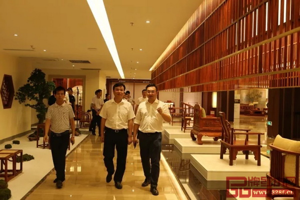 國壽紅木副董事長陳淦凡(右一)為湖北省監(jiān)利縣縣委副書記陳孝俊(中)介紹國壽紅木藝術(shù)館的設(shè)計布局 國壽紅木副董事長陳淦凡(右一)為湖北省監(jiān)利縣縣委副書記陳孝俊(中)介紹國壽紅木藝術(shù)館的設(shè)計布局