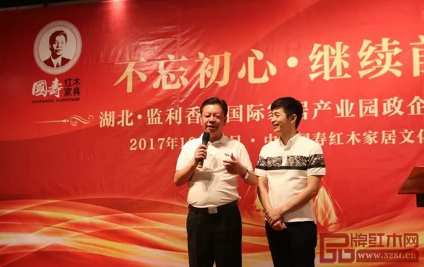 中國傳統(tǒng)工藝大師、國壽紅木董事長陳國壽(左)與名家具俱樂部青年企業(yè)家委員會新任會長林國榮(右)合影并對其進行指導(dǎo) 中國傳統(tǒng)工藝大師、國壽紅木董事長陳國壽(左)與名家具俱樂部青年企業(yè)家委員會新任會長林國榮(右)合影并對其進行指導(dǎo)