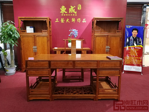 中國傳統工藝大師、東成紅木董事長張錫復作品《大果紫檀明式經典書房-書臺》榮獲“云工獎”金獎