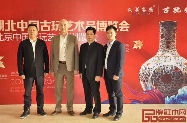 中國傳統工藝大師：深圳泰和園董事長邵湘文（左二）、東成紅木董事長張錫復（右二）、明堂紅木總經理張向榮（左一）與全聯民間文物藝術品商會藝術紅木家具專業委員會執行會長、弘木傳媒CEO林偉華（右一）合影