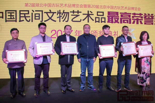 北京太和木作《皇宮椅》榮獲“云工獎”金獎，中國傳統工藝大師、太和木作董事長關毅（左三）上臺領獎