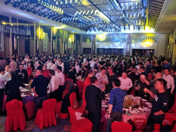 在中信紅木董事長李忠信的帶領下,大家共同舉杯祝愿中信紅木美好明天 在中信紅木董事長李忠信的帶領下,大家共同舉杯祝愿中信紅木美好明天