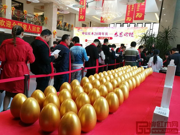中信紅木20周年感恩慶典優惠訂貨活動現場,經銷商熱情踴躍排隊訂貨 中信紅木20周年感恩慶典優惠訂貨活動現場,經銷商熱情踴躍排隊訂貨