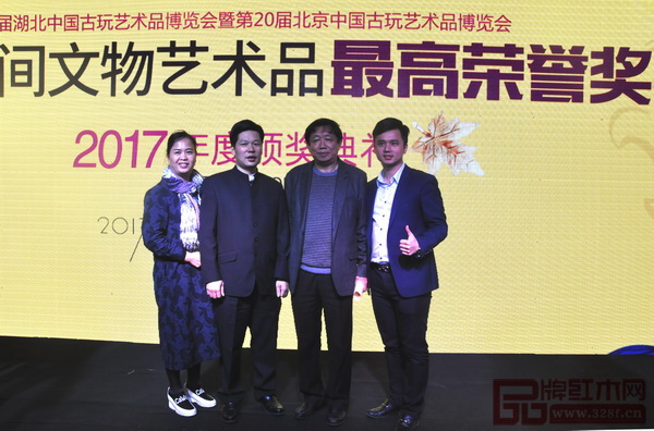 中國傳統工藝大師、東成紅木董事長張錫復(左二),東成紅木總經理林霞(左一)與全國工商聯執委、全國工商聯民間文物藝術品商會會長宋建文(右二),全聯藝術紅木家具專業委員會執行會長林偉華(右一)在頒獎典禮現場合影 中國傳統工藝大師、東成紅木董事長張錫復(左二),東成紅木總經理林霞(左一)與全國工商聯執委、全國工商聯民間文物藝術品商會會長宋建文(右二),全聯藝術紅木家具專業委員會執行會長林偉華(右一)在頒獎典禮現場合影