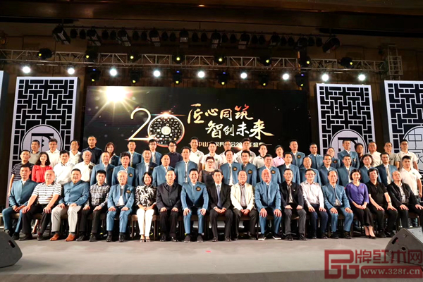 中山市家具商會20周年慶典上嘉賓領(lǐng)導(dǎo)合影留念