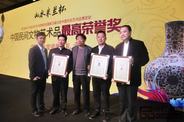 中國傳統(tǒng)工藝大師、明堂紅木總經(jīng)理張向榮(右二)與全國工商聯(lián)執(zhí)委、全國工商聯(lián)民間文物藝術(shù)品商會(huì)會(huì)長宋建文(中),全聯(lián)藝術(shù)紅木家具專業(yè)委員會(huì)執(zhí)行會(huì)長、弘木傳媒CEO林偉華(左一)在頒獎(jiǎng)典禮現(xiàn)場合影 中國傳統(tǒng)工藝大師、明堂紅木總經(jīng)理張向榮(右二)與全國工商聯(lián)執(zhí)委、全國工商聯(lián)民間文物藝術(shù)品商會(huì)會(huì)長宋建文(中),全聯(lián)藝術(shù)紅木家具專業(yè)委員會(huì)執(zhí)行會(huì)長、弘木傳媒CEO林偉華(左一)在頒獎(jiǎng)典禮現(xiàn)場合影