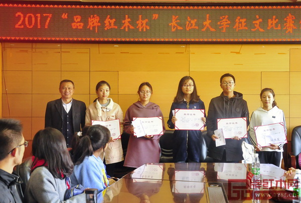 長江大學計算機學院原黨委副書記朱光耀(左一)為優秀獎獲獎選手頒獎 長江大學計算機學院原黨委副書記朱光耀(左一)為優秀獎獲獎選手頒獎