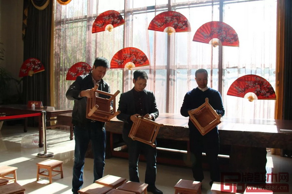評審老師正在認真評審參賽作品 評審老師正在認真評審參賽作品