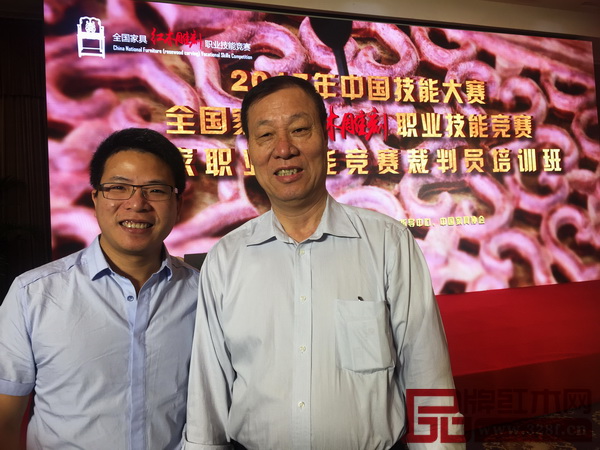 孔連紅木總經理李子雄（左一）與中國家具協會副理事長劉金良合影