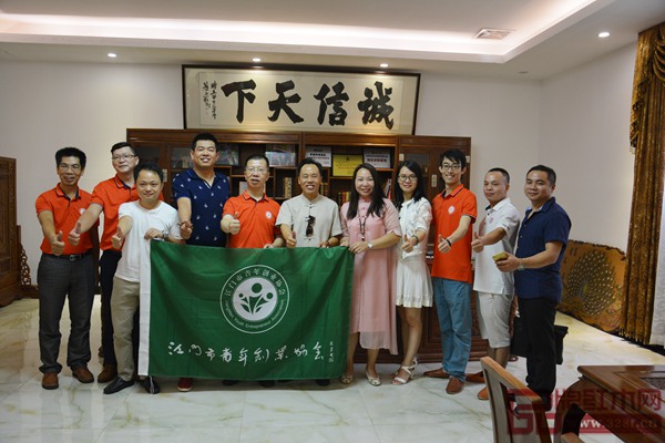 江門市青年創業協會一行參觀廣作紅木研究院 江門市青年創業協會一行參觀廣作紅木研究院