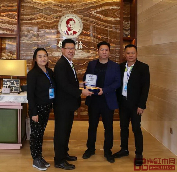 馬中友好協會企業交流團與國壽紅木雙方代表進行禮物交換儀式