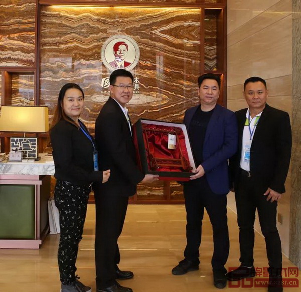 馬中友好協會企業交流團與國壽紅木雙方代表進行禮物交換儀式 馬中友好協會企業交流團與國壽紅木雙方代表進行禮物交換儀式