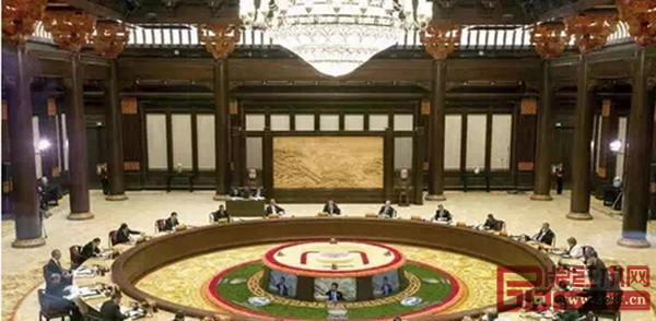 2014年11月，亞太經合組織第二十二次領導人非正式會議現場的紅木家具大放異彩