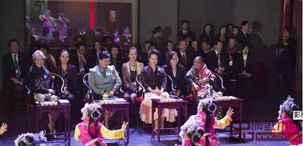 2014年11月,國家主席習近平夫人彭麗媛與三位政要夫人坐在紅木圈椅上觀看中國傳統表演 2014年11月,國家主席習近平夫人彭麗媛與三位政要夫人坐在紅木圈椅上觀看中國傳統表演