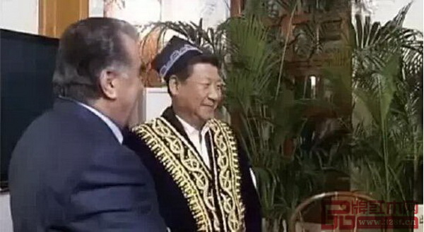 2014年9月,國家主席習近平在國事訪問時向拉赫蒙總統贈送了一把明式交椅 2014年9月,國家主席習近平在國事訪問時向拉赫蒙總統贈送了一把明式交椅