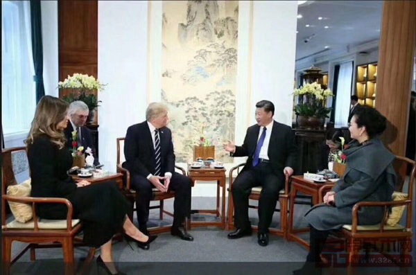 美國總統特朗普（左三）訪華落坐故宮博物院寶蘊樓扇形面南官帽椅
