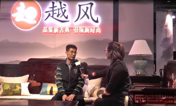 沽之大匠董事長胡曉(左)接受品牌紅木網記者專訪 沽之大匠董事長胡曉(左)接受品牌紅木網記者專訪