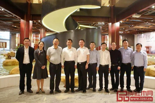 桂陽縣委書記彭生智(左四),桂陽縣委常委、宣傳部部長鄧艷紅(左二),桂陽縣工業園管委會黨工委書記張社軍(右五),桂陽縣委辦常務副主任歐陽育軍(右四),桂陽縣接待處主任楊杰(右一),桂陽縣商務局局長肖曉飛(右三),廣東省家具協會副會長袁世豪(左三),中國傳統工藝大師、國壽紅木董事長陳國壽(左五),國壽紅木副董事長陳淦凡(左一)、總經理陳衛棠(右二)于國壽紅木藝術館室內園林合影 桂陽縣委書記彭生智(左四),桂陽縣委常委、宣傳部部長鄧艷紅(左二),桂陽縣工業園管委會黨工委書記張社軍(右五),桂陽縣委辦常務副主任歐陽育軍(右四),桂陽縣接待處主任楊杰(右一),桂陽縣商務局局長肖曉飛(右三),廣東省家具協會副會長袁世豪(左三),中國傳統工藝大師、國壽紅木董事長陳國壽(左五),國壽紅木副董事長陳淦凡(左一)、總經理陳衛棠(右二)于國壽紅木藝術館室內園林合影