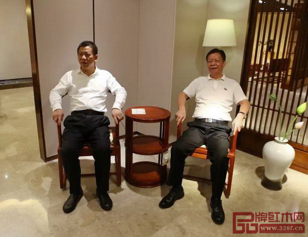 桂陽縣委書記彭生智(左)與中國傳統工藝大師、國壽紅木董事長陳國壽(右)同坐《國壽椅》 桂陽縣委書記彭生智(左)與中國傳統工藝大師、國壽紅木董事長陳國壽(右)同坐《國壽椅》