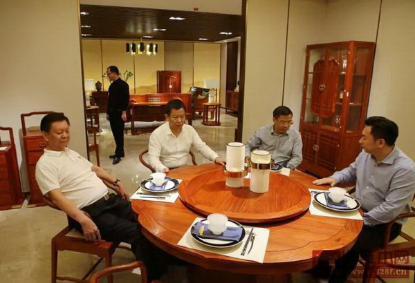 桂陽縣委書記彭生智(左四),中國傳統工藝大師、國壽紅木董事長陳國壽(左五),國壽紅木總經理陳衛棠(右二)就國壽紅木藝術館進行討論 桂陽縣委書記彭生智(左四),中國傳統工藝大師、國壽紅木董事長陳國壽(左五),國壽紅木總經理陳衛棠(右二)就國壽紅木藝術館進行討論