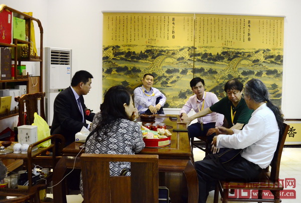 全聯藝術紅木家具專業委員會專家顧問團蒞臨廣作紅木研究院,與廣作紅木研究院院長尹付林就“廣作”紅木文化和新會紅木家具產業發展做交流 全聯藝術紅木家具專業委員會專家顧問團蒞臨廣作紅木研究院,與廣作紅木研究院院長尹付林就“廣作”紅木文化和新會紅木家具產業發展做交流