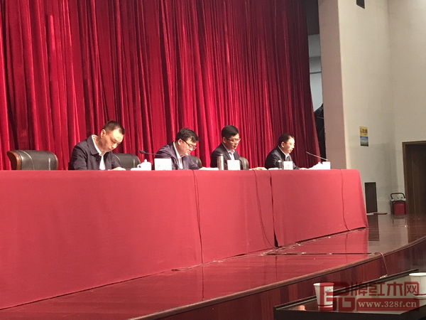 金華市副市長東陽市市委書記黃敏(左二)在會(huì)上強(qiáng)調(diào)要為企業(yè)營造公正、公平、透明的環(huán)境 金華市副市長東陽市市委書記黃敏(左二)在會(huì)上強(qiáng)調(diào)要為企業(yè)營造公正、公平、透明的環(huán)境