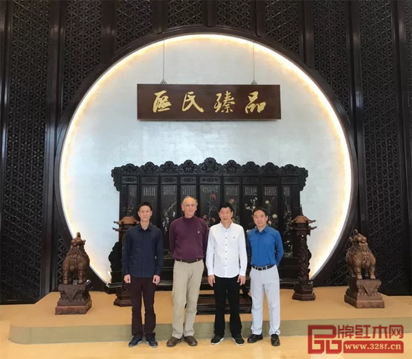 著名中國古家具收藏家、研究學(xué)者柯惕思（左二）、《中國傳統(tǒng)家具》雜志總編鄧雪松（右一）造訪區(qū)氏臻品，董事長區(qū)勝春（右二）、總經(jīng)理區(qū)錦澤（左一）親自接待兩位來賓